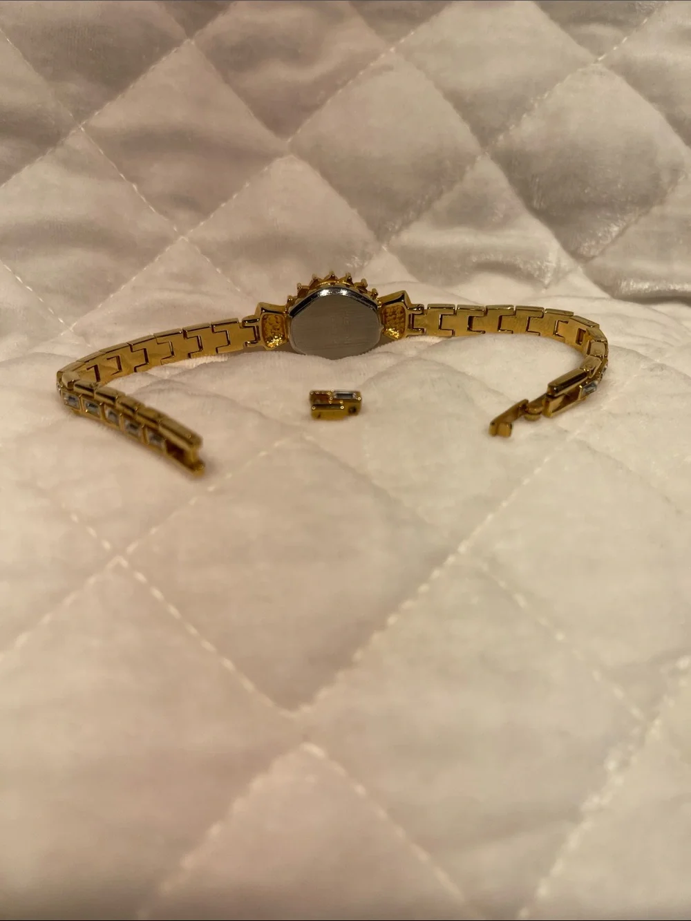 VINTAGE GOLD TONE CACHE watch